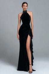 Schwarzes Ballkleid aus Samt mit hohem Ausschnitt und Schlitz